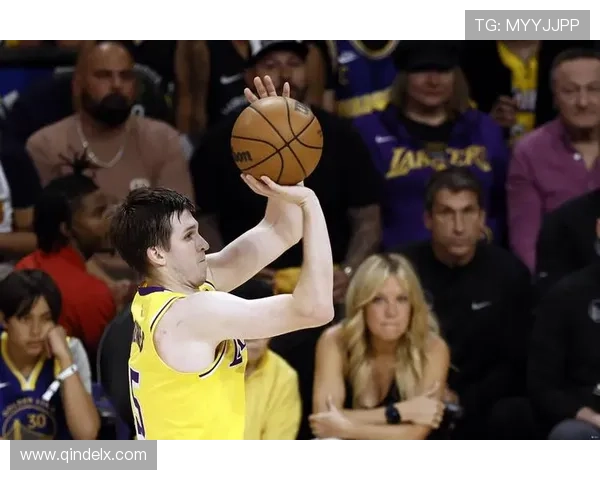 詹姆斯助力落选秀里夫斯展现团队精神乔丹科比难以做到的无私行为